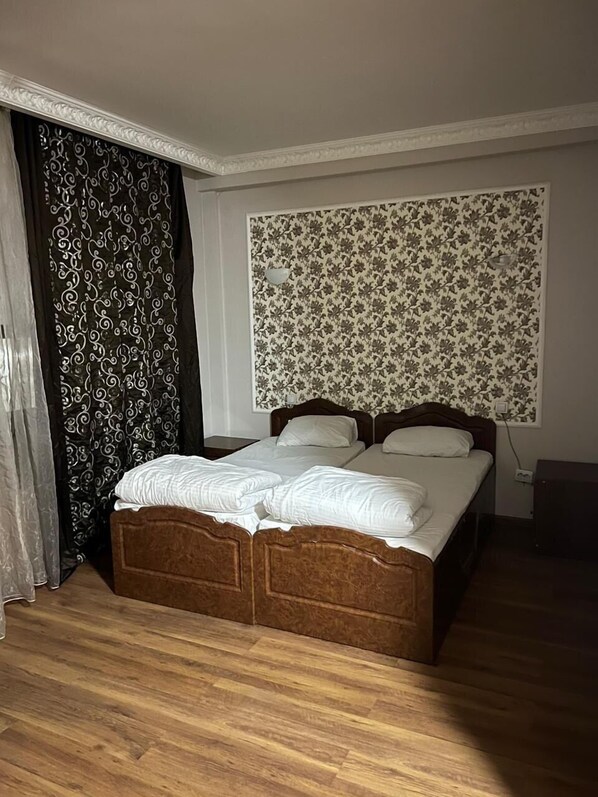 Standard Room, City View | Living area