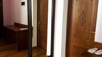 Rom – standard, byutsikt | Safe på rommet, strykejern/-brett og wi-fi (inkludert)