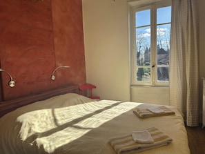 3 bedrooms, WiFi, bed sheets - Old house in a shady courtyard. Right next to hiking trails. (Étrigny)