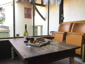 Outdoor dining - The Linden Tree (Étrigny)
