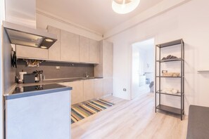 Kühlschrank, Ofen, Herdplatte, Wasserkocher mit Kaffee-/Teezubehör