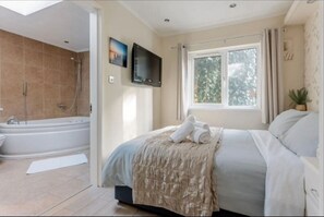 2 bedrooms, iron/ironing board, travel crib