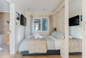 2 bedrooms, iron/ironing board, travel cot