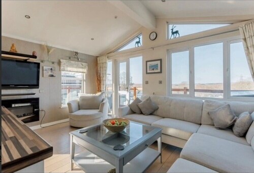 Fuchsia Lodge, dogs stay free, luxurious lodge on Rockley Park, Poole Harbour