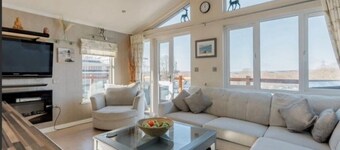 Fuchsia Lodge, dogs stay free, luxurious lodge on Rockley Park, Poole Harbour