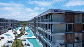 10 outdoor pools