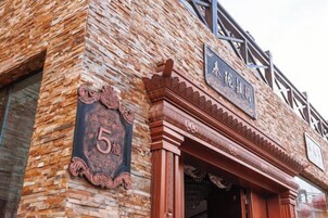 Un edificio de ladrillo con un cartel que indica el número 5.