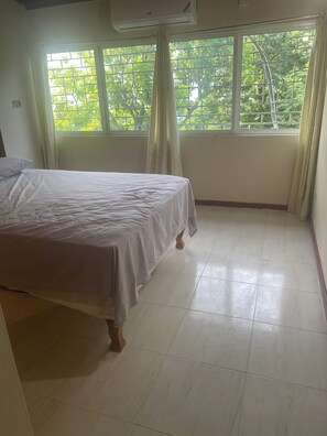 3 chambres, fer et planche à repasser, Wi-Fi, draps fournis