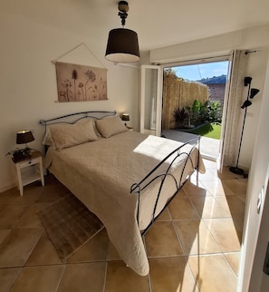 1 dormitorio, tabla de planchar con plancha, cuna de viaje y wifi gratis