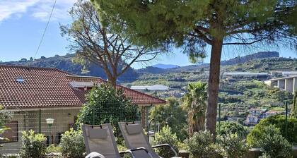 Garden: lovely one-bedroom apartment finely renovated, Private garden and parking space