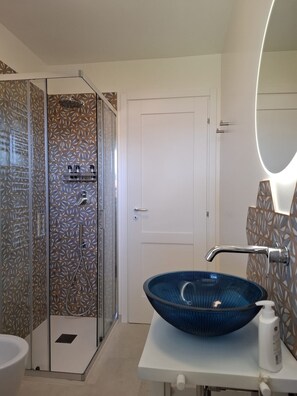 Shower, hair dryer, bidet, towels - New one-bedroom apartment with residential pool, private garden and exclusive parking space (Bordighera)