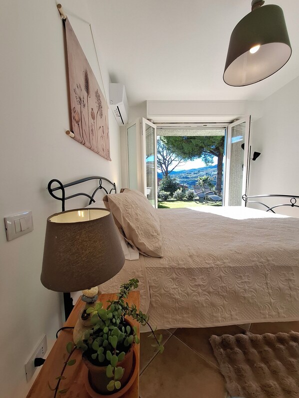 1 bedroom, WiFi, bed sheets - Garden: lovely one-bedroom apartment finely renovated, Garden and private parking space (Bordighera)