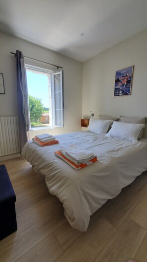 6 chambres, fer et planche à repasser, lit de bébé portatif