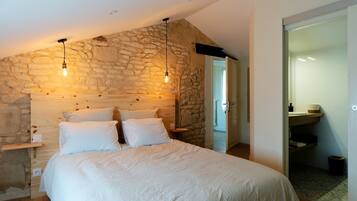 6 bedrooms, iron/ironing board, free WiFi, bed sheets