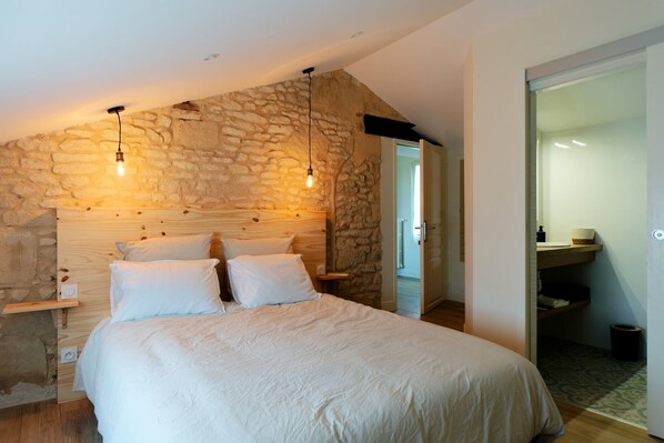 6 bedrooms, iron/ironing board, travel cot, free WiFi