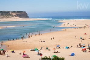 Chaises longues, serviettes de plage