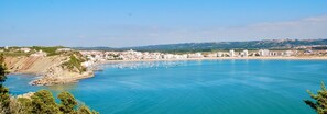 Chaises longues, serviettes de plage