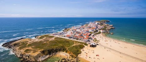 Chaises longues, serviettes de plage