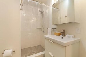 Secador de pelo, toallas, jabón, papel higiénico