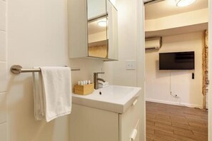 Haartrockner, Handtücher, Seife, Toilettenpapier