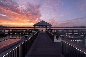 Property grounds - Cozy 1-bedroom condo minutes from Disney with WiFi, fitness room (Orlando)