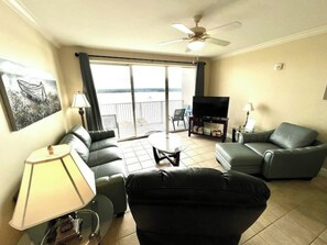 Living area - Cozy 1-bedroom condo minutes from Disney with WiFi, fitness room (Orlando)