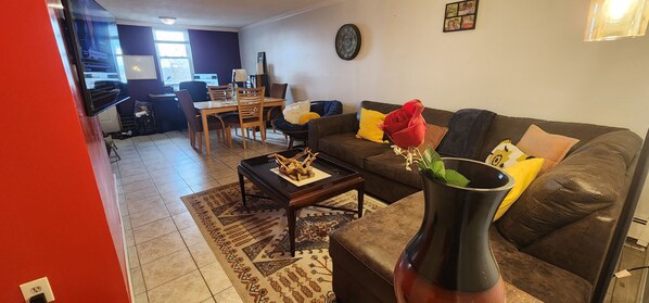 Living area - Spectacular views in Racetrack North Bergen. Dedicated workspace and wifi (North Bergen)