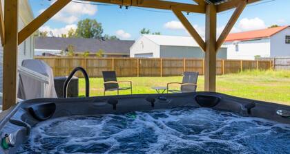 3-BR Retreat, Hot Tub, EV, close to Blue Oval City