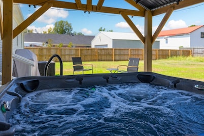 3-BR Retreat, Hot Tub, EV, close to Blue Oval City