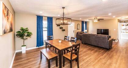 Charming 3-BR Retreat, Hot Tub, EV, close to Blue Oval City