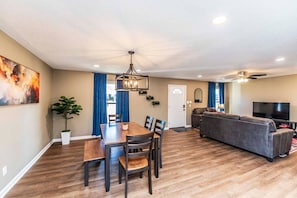 Smart TV, fireplace - 3-BR Retreat, Hot Tub, EV, close to Blue Oval City (Covington)