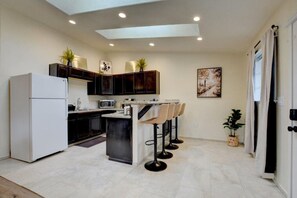 雪櫃、微波爐、焗爐、爐具