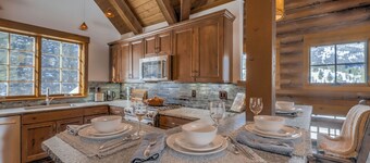 Charming 3-bedroom log cabin with Hot Tub and fitness room in delightful Big Sky