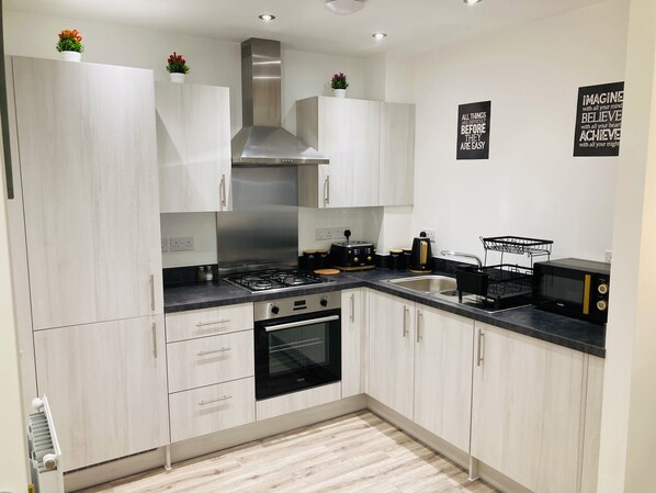 Réfrigérateur, micro-ondes, four, plaque de cuisson