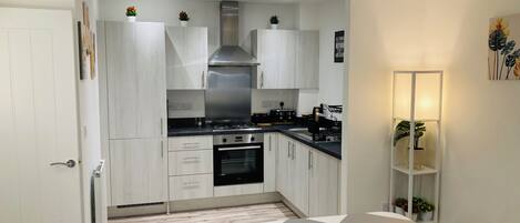 Frigorífico, microondas, horno y placa de cocina