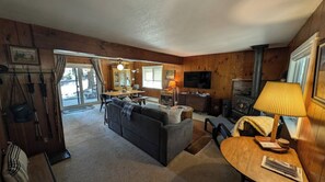 Smart TV, fireplace, books, stereo