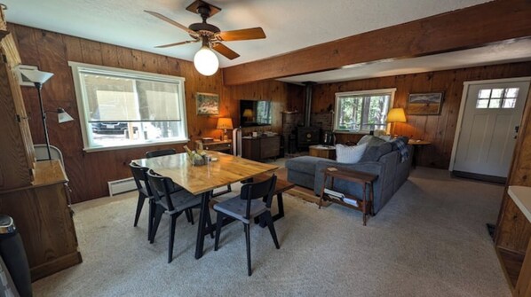 Smart TV, fireplace, books, stereo