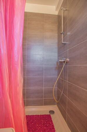 Dusche, Handtücher, Seife, Shampoo