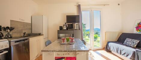 冷蔵庫、電子レンジ、オーブン、コンロ