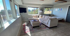 Smart TV, fireplace, DVD player, table tennis