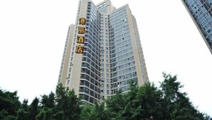 Un edificio de hotel alto con varios pisos y balcones.