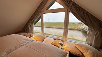 4 bedrooms, desk, travel cot, free WiFi