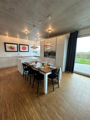 Dining - Spacious modern vacation home on the canal in Nordic design (Neuharlingersiel)