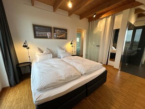 4 bedrooms, desk, travel cot, free WiFi