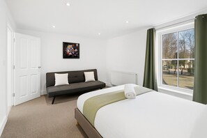 4 bedrooms, desk, iron/ironing board, WiFi