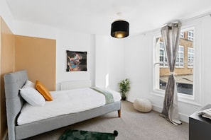 4 habitaciones, escritorio, tabla de planchar con plancha y wifi