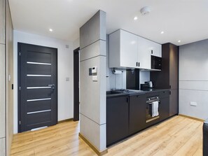 Refrigerador, microondas, horno, placa de cocina