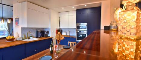 Kjøleskap, mikrobølgeovn, ovn og kokeplater