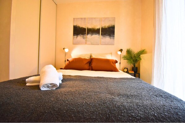 2 chambres, fer et planche à repasser, Wi-Fi gratuit, draps fournis