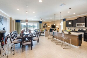 Dining - Spacious 8-bedroom house in beautiful Kissimmee with WiFi, AC (Kissimmee)